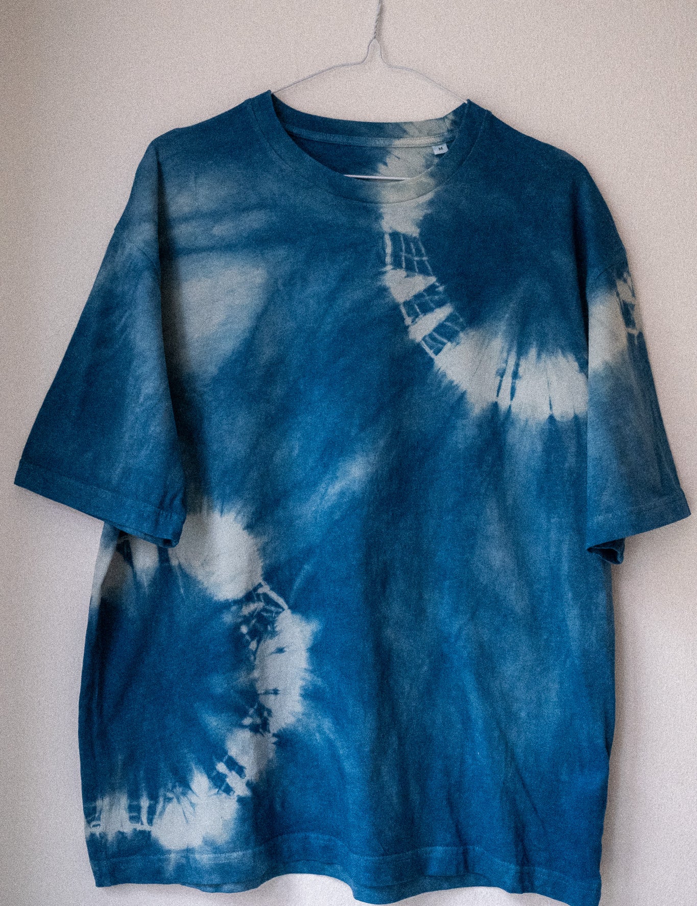 Indigo Shibori — T-Shirt färben