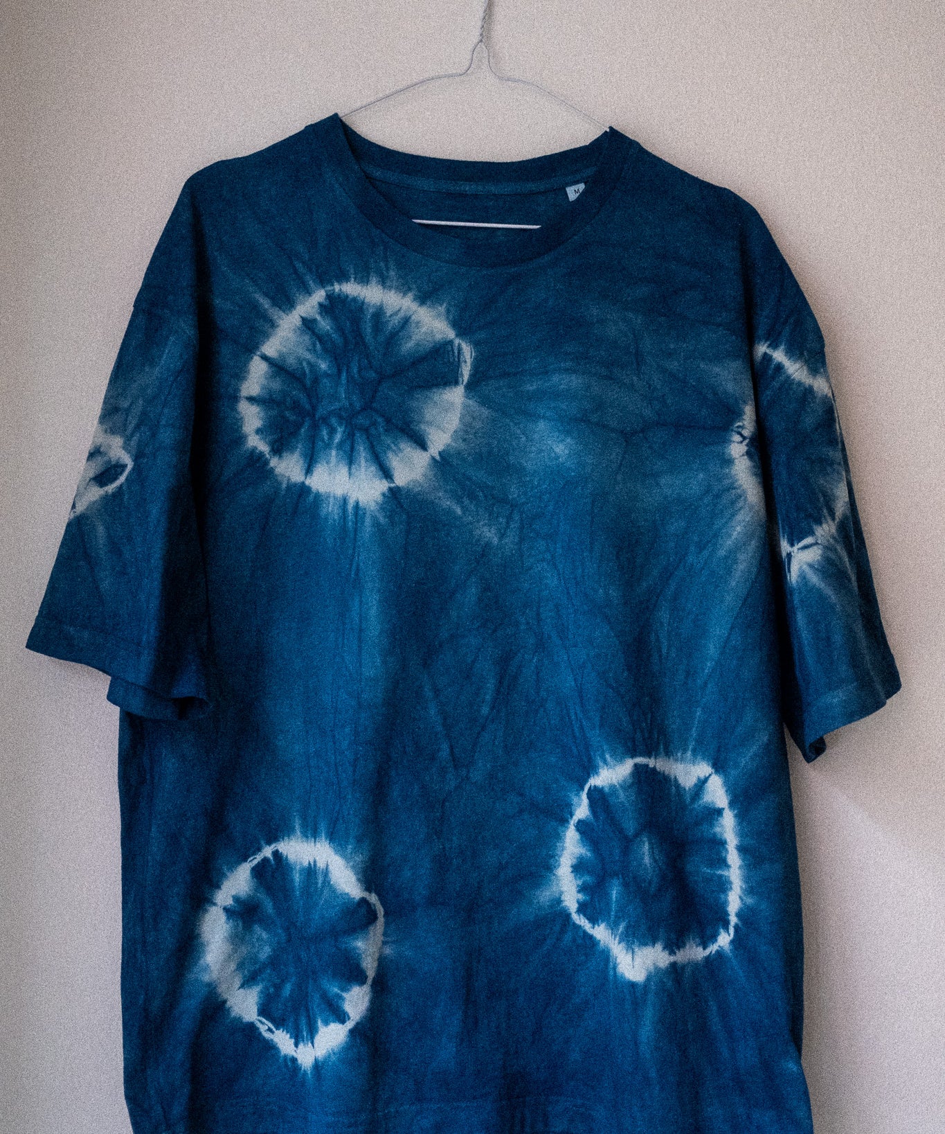 Indigo Shibori — T-Shirt färben