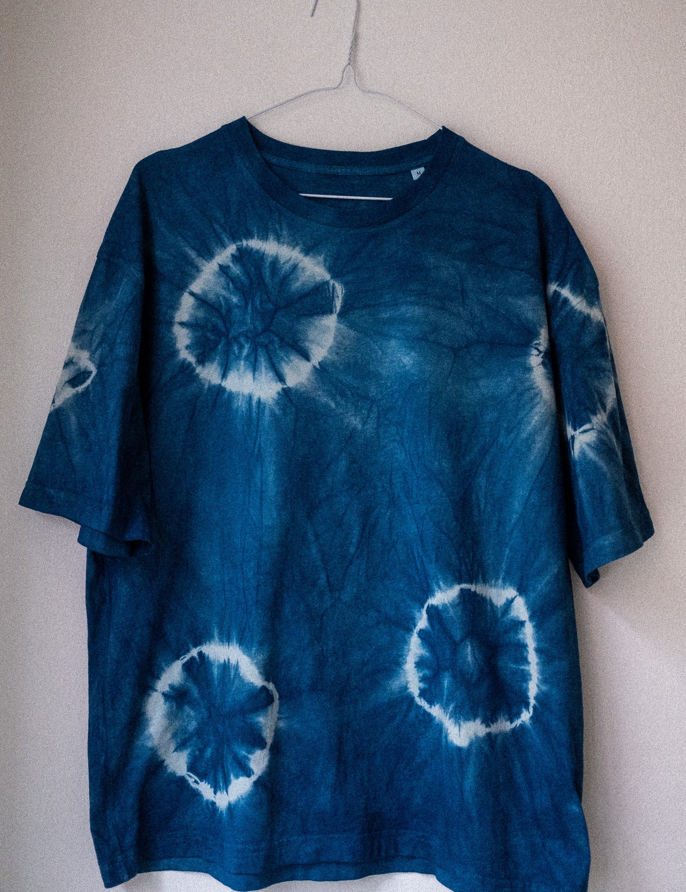 Indigo Shibori — T-Shirt färben